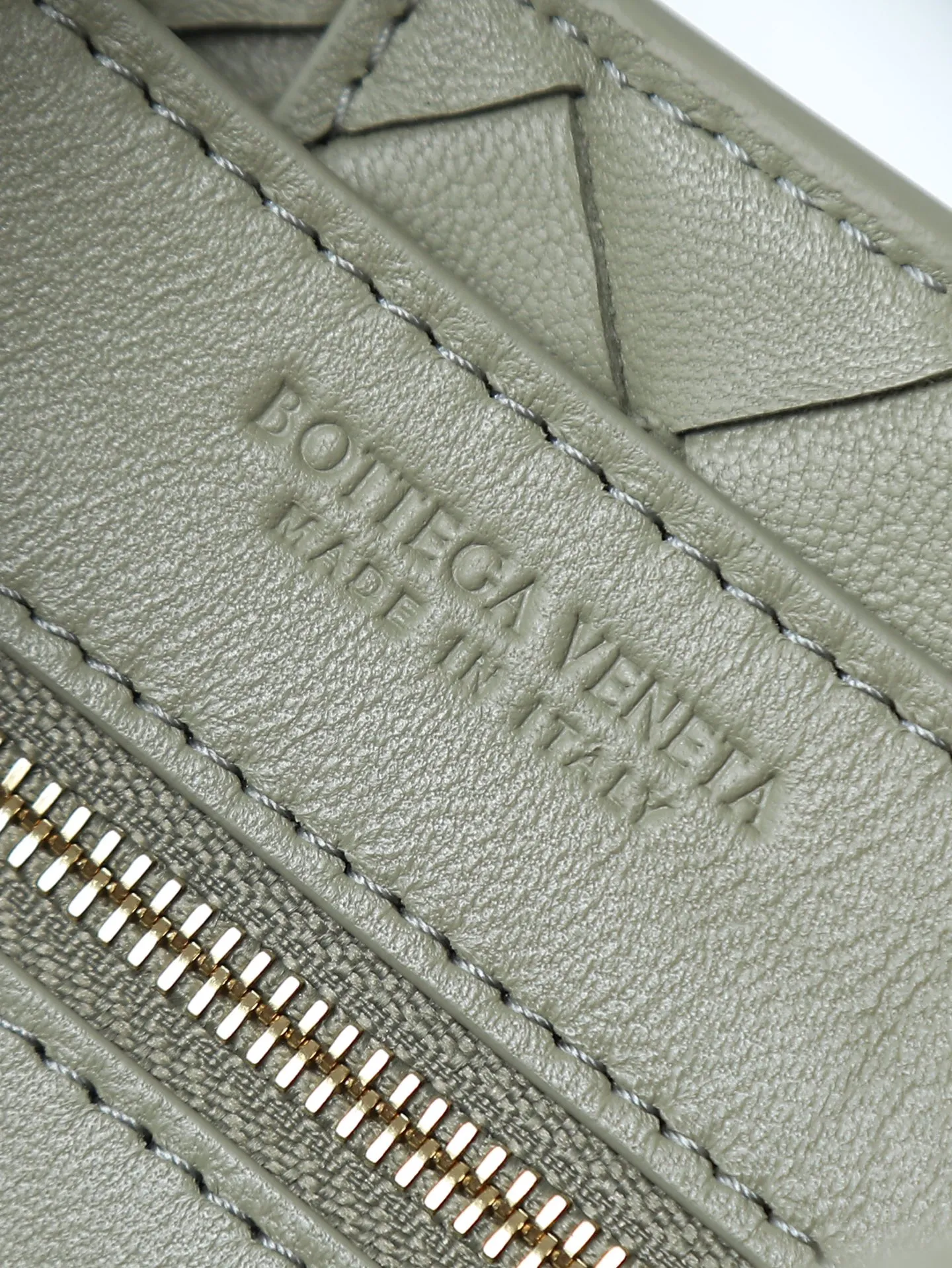 1300. Andiamo is shipping‼ ️Really popular🔥The new Andiamo woven handbag launched by Bottega Veneta this season is really popular all over the world! ! Celebrities at home and abroad have worn it, and Oscar-winning actress Michelle Yeoh has taken it out on the street. Song Jia, Trai Yala, Yu Feihong, Sanji Ayaka, Rosie Hunting-Whiteley, Yoshioka Riho, etc. have all worn this bag. It is classic and versatile and shows off your temperament, and the bag capacity is also large, which is very convenient for daily commuting! ! A variety of carrying methods, the shoulder straps can be adjusted by yourself, the original lambskin feels soft and delicate, and the unisex style breaks the gender boundaries and brings a more practical and long-lasting use experience. Andiamo, which has both elegant and casual styles, perfectly interprets the true appearance of "fashionable old money style". Style number: 766014 Size: 25*22*10.5cm